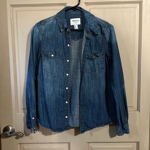 Denim button down, size small. Barely worn, great condition.